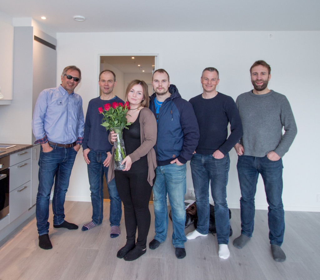 bankgarden-fornoyde-kjopere-med-utbygger-1024x895